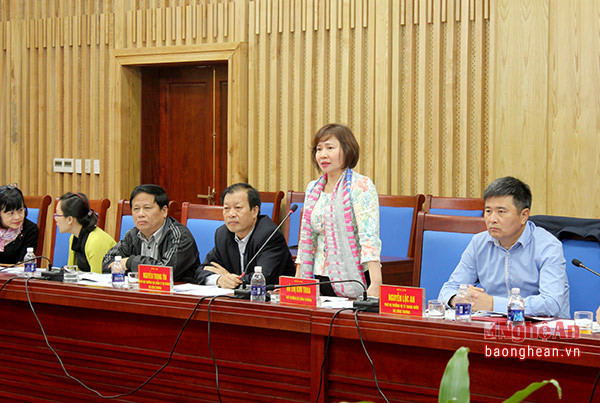Thứ trưởng Bộ Công thương Hồ Thị Kim Thoa phát biểu tại cuộc làm việc. Đồng chí lưu ý tỉnh quan tâm đến các giải pháp bình ổn hàng hóa, hạn chế thấp nhất thông tin thất thiệt dịp Tết.