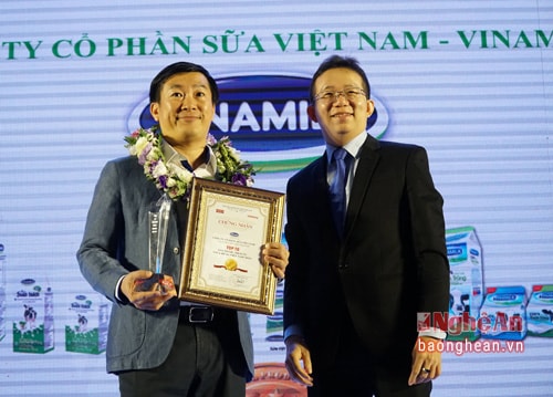 Ông Đỗ Thanh Tuấn – Trưởng bộ phận Đối ngoại Vinamilk đại diện công ty nhận giải thưởng Top 10 Tin và Dùng