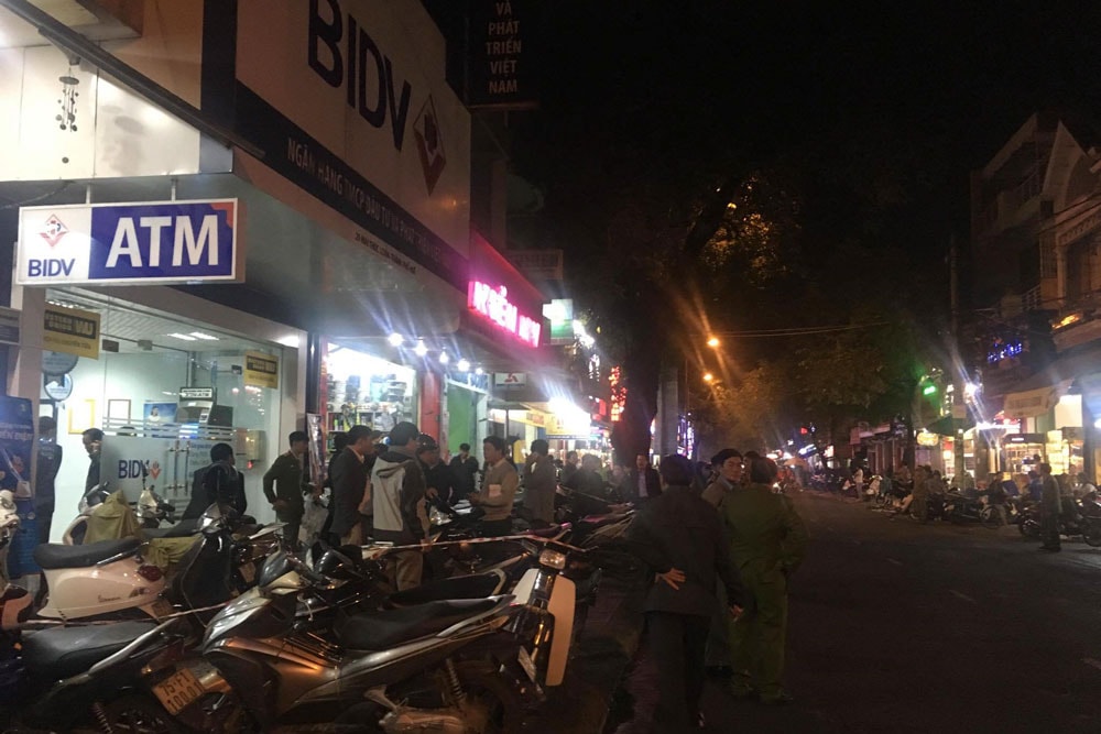 Cầm súng, bịt mặt cướp tiền ngân hàng