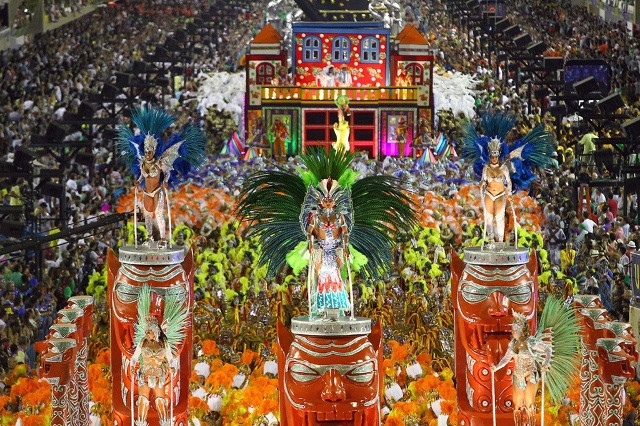 Được tổ chức tại thành phố Rio de Janeiro, Brazil, lễ hội đường phố Rio Carnival được biết đến như một “chương trình biểu diễn hoành tráng và hấp dẫn nhất trên trái đất”. Rio Carnival là lễ hội đường phố tràn ngập âm nhạc và những vũ điệu samba quyến rũ và hấp dẫn ở Brazil.