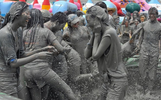 Là một lễ hội mà tất cả những người tham gia phải được phủ kín bùn khắp người. Bùn được lấy tại Boryeong, và vận chuyển đến bãi biển Daecheon, trung tâm của lễ hội như thông lệ, lễ hội thường diễn ra trong 2 tuần. Trong suốt những ngày diễn ra lễ hội, du khách khắp nơi trên thế giới sẽ đổ dồn về bãi biển Daecheon tham gia các hoạt động sôi nổi của lễ hội như: ao tắm bùn, cầu trượt bùn, nhà tù bùn và thi trượt bùn, thậm chí là tô vẽ cơ thể bằng bùn màu hoặc tìm cơ hội thành người may mắn trong cuộc thi đấu vật trên bùn. 