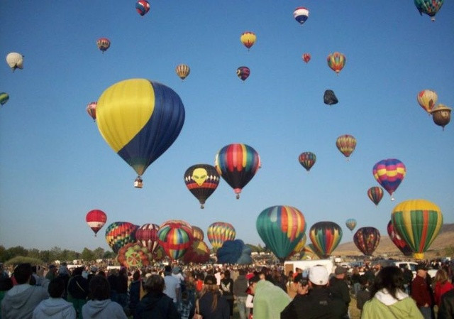 Tháng 9 là thời gian lễ hội kinh khí cầu được diễn trên toàn đất Mỹ nhưng đặc sắc hơn cả là tại Reno, Nevada - Mỹ. Hơn 100 quả khinh khí cầu bao trùm bầu trời Reno trong dịp lễ hội Great Reno Balloon Race - sự kiện quy tụ khinh khí cầu lớn nhất trên thế giới. Bạn sẽ được chiêm ngưỡng toàn bộ tiểu bang này của nước Mỹ độ cao tuyệt đẹp