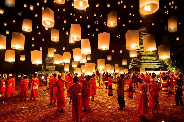 Lễ hội đèn trời hàng năm  thường rơi vào tháng 12 âm theo lịch của Thái Lan (nhằm vào tháng 11 dương lịch), và kết thúc vào ngày rằm – tức là ngày trăng tròn. Đây là lễ hội tôn giáo tỏ lòng tôn kính đối với Đức Phật. Đến với lễ hội tại Chang Mai này bạn sẽ chứng kiến được một bầu trời đầy đèn trời sáng rực rỡ. Và du lịch tại Thái Lan được đánh giá có mức chi phí khá rẻ.
