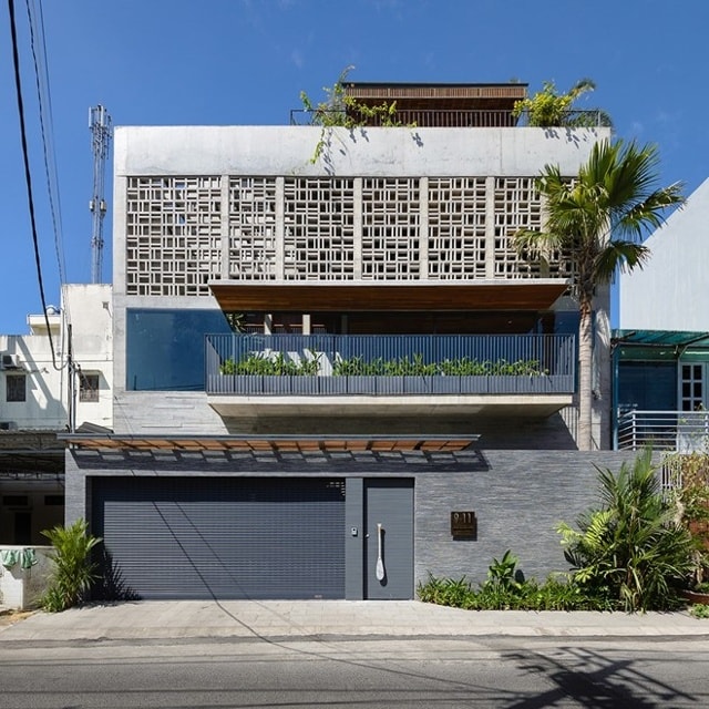 H House (quận 2, TP.HCM) đòi hỏi nhiều nhu cầu khác nhau được bố cục trong một diện tích 12,5×14,5 m. Không gian sống cơ bản bao gồm sinh hoạt, phòng ngủ được đặt vào phía sau của khu đất trong khi các tiện ích khác như nhà bếp, nhà để xe, hồ bơi, phòng làm việc ở phía trước và được kết nối thông qua các không gian mở. Nội thất ngôi nhà được lấy cảm hứng từ kiến trúc truyền thống Việt Nam thông qua việc sử dụng sân vườn, ao cá, hàng hiên, cửa sổ mành trập và khoảng xanh.