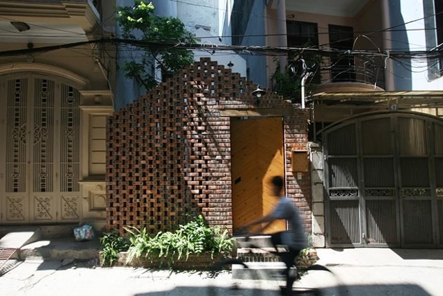 Maison T (quận Đống Đa, Hà Nội) được thiết kế giản dị, cởi mở trong một tổng thể thống nhất. Trong bối cảnh một đô thị quá đông đúc và ngột ngạt, giữa những khối nhà ken dày đặc, kiến trúc sư muốn công trình xuất hiện và hiện hữu một cách tự nhiên, đơn giản nhất. Ngôi nhà như một nốt lặng nhỏ để người nghe có những khoảng nghỉ cần thiết để cảm nhận rõ hơn giai điệu của cuộc sống xung quanh.