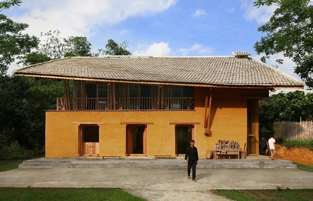 Nhà cộng đồng & homestay Nậm Đăm là một trong những công trình thuộc dự án “Làng đất” của thôn Nậm Đăm (Hà Giang). Đồ án theo mô hình nhà trình tường truyền thống của địa phương kết hợp với tạo hình cách tân nhưng vẫn đảm bảo các tiêu chí tiết kiệm năng lượng, giá thành rẻ, thi công đơn giản, phù hợp với đời sống văn hóa - xã hội của người bản địa. Công trình tiết kiệm năng lượng do sử dụng hệ ngói kép cách nhiệt, thu nước mưa tái sử dụng, kết cấu khung bê tông tường trình đất kết hợp kèo gỗ. Toàn bộ quá trình xây dựng thủ công, không gây tiếng ồn, hạn chế phát thải ra môi trường. Ngôi nhà được cộng đồng bản địa chung tay xây dựng với chi phí hơn 600 triệu đồng.