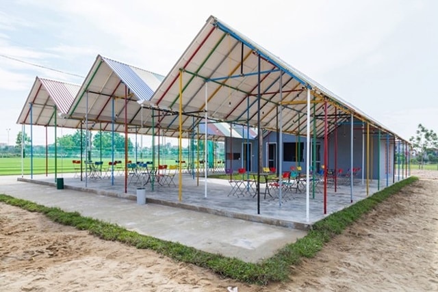 Re-Ainbow (Đức Thọ, Hà Tĩnh) là công trình đa chức năng phục vụ cộng đồng, được hoà trộn từ hai phần “tĩnh” và “động”. Phần “tĩnh” gồm có trạm y tế, nhà vệ sinh công cộng và khu vực phụ trợ. Bao quanh mảnh vườn trung tâm là phần “động” có thể dùng làm lớp học, hội họp, sân khấu, nơi tập thể dục... tuỳ theo từng nhu cầu cụ thể mà biến hoá với hệ vách ngăn và bao che di động. Mục tiêu của dự án là góp phần giúp cộng đồng nâng cao năng lực thích ứng, ứng phó với biến đổi khí hậu thông qua giải pháp tận dụng các đồ phế thải và sử dụng năng lượng hiệu quả.