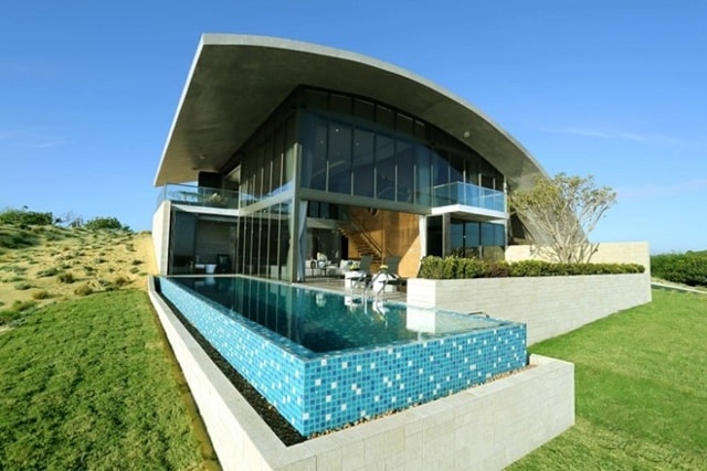 The Bluff Villas (Bà Rịa - Vũng Tàu) lấy cảm hứng từ các cồn cát, các đường viền của sân golf, đại dương gợn sóng. Kết quả cuối cùng chính là mái cong anticlastic có màu cát mang tính biểu tượng của biệt thự, lần đầu tiên có tại Việt Nam. Ý tưởng kiến trúc này được thiết kế bao trùm cả cấu trúc biệt thự chính và gần như hoàn toàn hòa hợp vào các cồn cát. Gia chủ có thể thực sự cảm thấy rằng họ là một phần của môi trường xung quanh.