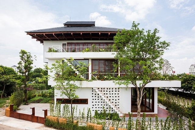 Vinh Phuc Tomodachi House (Vĩnh Phúc) ở trên một khu đất xa trung tâm, bao bọc bởi những khu hồ lớn nhỏ khác nhau, hài hòa với tự nhiên nhưng vẫn đảm bảo công năng cho một ngôi nhà hiện đại. Các kiến trúc sư đã đưa ra một giải pháp khác thường là biến các tầng của ngôi nhà thành các khối hộp trượt theo hướng Bắc. Khi ánh nắng khi đổ xuống, tầng thấp hơn sẽ được che phủ bởi bóng râm đổ xuống của các tầng phía trên, giảm lượng nhiệt năng tác động đến không gian bên trong của ngôi nhà. Càng lên cao, không gian nhìn ra con hồ trước mặt càng trở nên bao quát, bởi tầm mắt của người quan sát được rộng mở đến cuối đường chân trời.