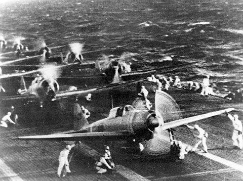 Các máy bay ném bom trên tàu sân bay Val kiểu 99 của hải quân Nhật chuẩn bị cất cánh để tấn công Trân Châu cảng. 