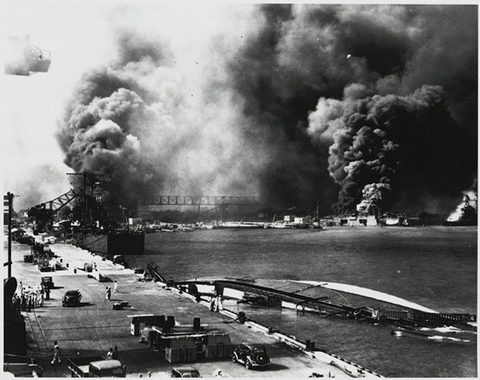 Sân bay hải quân của Mỹ ở Trân Châu Cảng chỉ còn là một đống đổ nát sau vụ tấn công. Tổng cộng 347 máy bay của Mỹ hoặc bị phá hủy hoặc bị hư hỏng. 