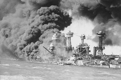 Hai chiến hạm USS West Virginia và USS Tennessee bốc cháy ngùn ngụt. Cảnh tượng đó được một phi công ném bom Nhật sau đó kể lại là “một cảnh tượng thật hùng vĩ”.