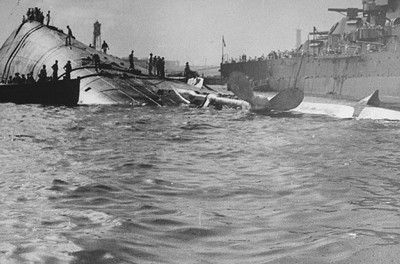 Chiến hạm USS Oklahoma bị lật ngược trong Trân Châu Cảng.