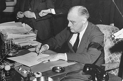 Và vào 4h chiều ngày hôm sau, Tổng thống Mỹ lúc bấy giờ Franklin D. Roosevelt ký bản tuyên chiến, chính thức đẩy nước Mỹ vào trong sự hỗn loạn của Chiến tranh thế giới II.