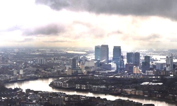 Trung tâm tài chính tại London, nơi các ngân hàng Anh có thể cung cấp dịch vụ của mình tại EU. Ảnh: The Guardian