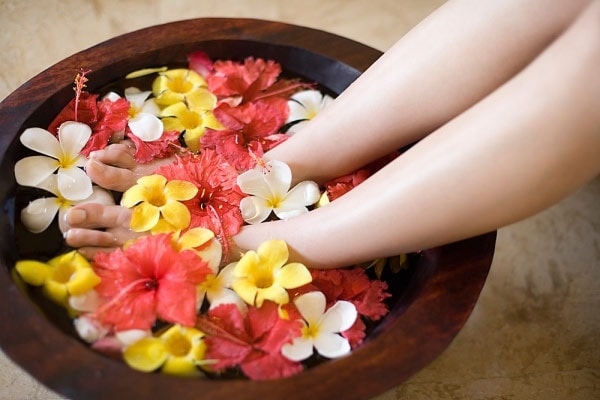 Ngâm chân bằng nước muối ấm trước khi đi ngủ.