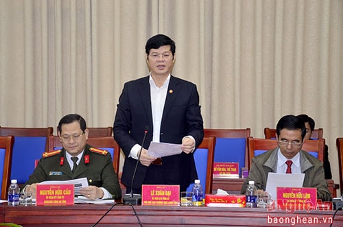 Phó Chủ tịch Thường trực UBND tỉnh Lê Xuân Đại trình bày báo cáo kết quả phát triển kinh tế - xã hội