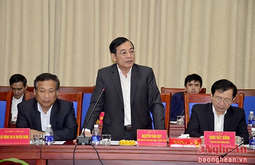 Chủ tịch Ủy ban MTTQ Việt Nam tỉnh Nghệ An trình bày báo cáo kết quả công tác mặt trận năm 2016, nhiệm vụ năm 2017.
