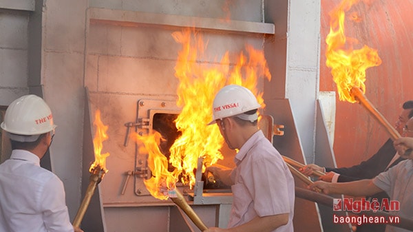 ễ đốt lò khởi động sản xuất clinke của nhà máy Xi măng Sông Lam, huyện Đô Lương. Ảnh tư liệu.