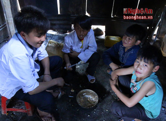 Bữa ăn của học sinh nghèo người Mông chỉ là 1 nồi cơm với 1 can nước lã dựng ngay bên cạnh.