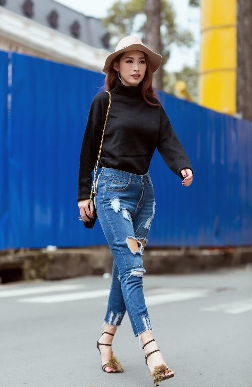 Thiết kế quần jeans với chi tiết đinh tán cùng cách xử lí quần jeans rách tôn lên cá tính mạnh mẽ của Quỳnh Thy.