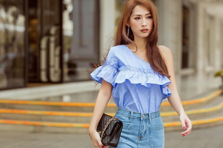 Chọn chiếc áo lệch vai trong set trang phục vói tông màu xanh chủ đạo, Quỳnh Thy khoe dáng nuột nà cùng chiếc ví Chanel xa xỉ.