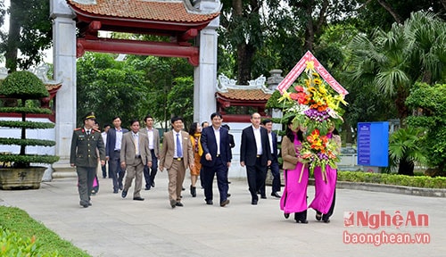 Đồng chí Nguyễn Thiện Nhân đến dâng hoa, dâng hương tại Khu Di tích Kim Liên.