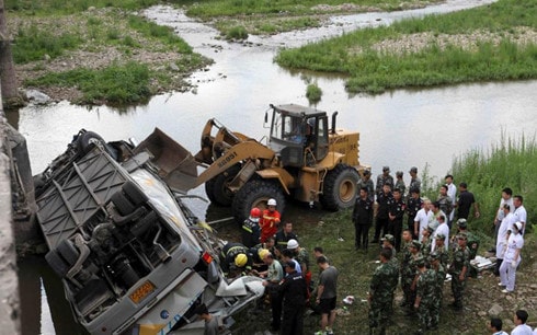 18 người đã thiệt mạng trong một vụ tai nạn xe buýt kinh hoàng ở Hồ Bắc, Trung Quốc. (ảnh: Reuters).