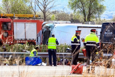 Cảnh sát và nhân viên cứu hộ tại hiện trường vụ tai nạn. Ảnh: AFP/TTXVN