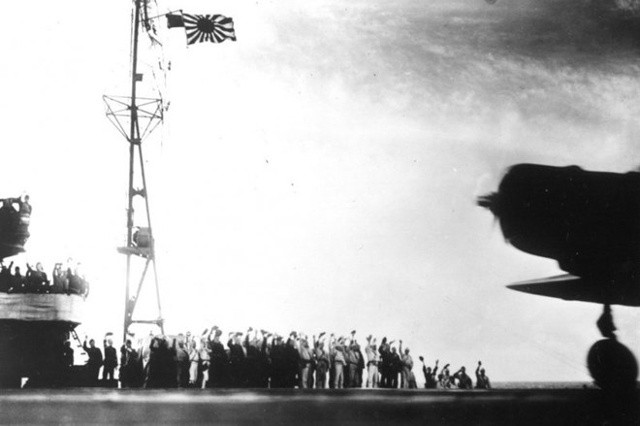 Sáng ngày 7/12/1941, Đô đốc Isoroku Yamamoto phát động cuộc chiến nhằm vào căn cứ Hải quân Mỹ tại Trân Châu Cảng. Hơn 180 máy bay được sử dụng trong đợt công kích đầu tiên này. Trong ảnh: Các máy bay của Nhật Bản cất cánh từ tàu sân bay Shokaku chuẩn bị tấn công Trân Trâu Cảng
