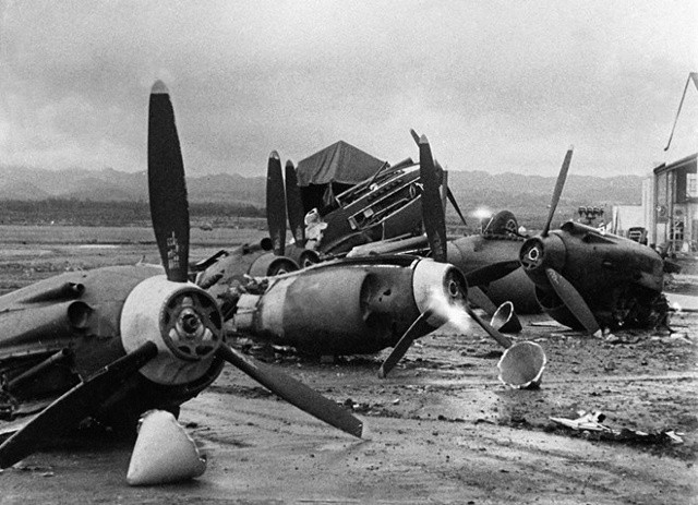 Khoảng 188 máy bay Mỹ bị phá hủy và 159 chiếc hư hỏng. Đây là ảnh những chiếc máy bay bị bỏ lại Căn cứ không quân Hickam Field gần Cảng Trân Châu.