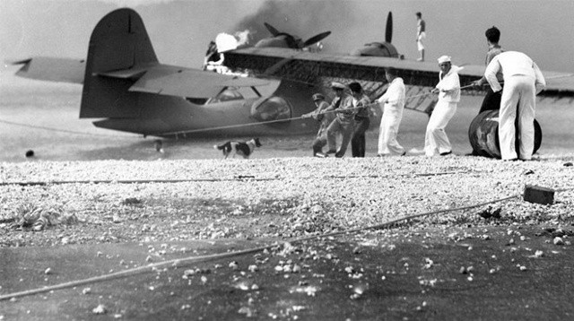 Các thủy thủ ở sân bay hải quân ở Kaneohe, Hawaii cố gắng cứu máy bay bị trúng bom của máy bay Nhật Bản.