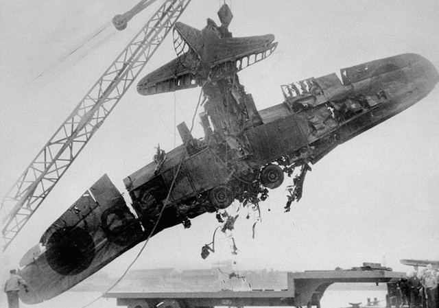 Một máy bay phóng ngư lôi của Nhật được kéo lên khỏi đáy biển. Chỉ có khoảng 10% số máy bay Nhật bị mất tích trong ngày 7/12.