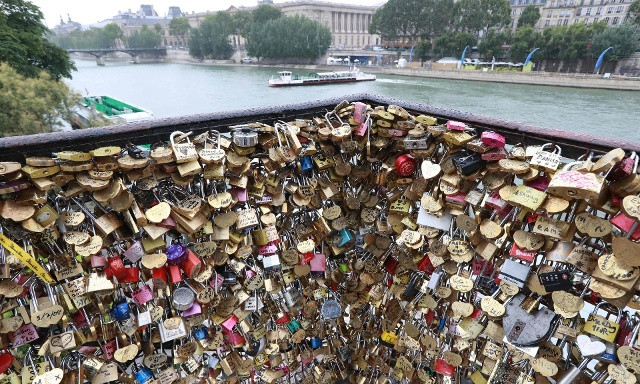 Ổ khóa tình yêu trên cầu Pont Neuf, ảnh chụp hồi tháng 8/2016. Giới chức Paris trong 18 tháng qua đã dành thời gian gỡ các ổ khóa ra khỏi các cây cầu của thành phố. Ảnh: AFP.