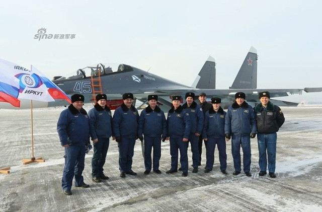 Trong ảnh là các thành viên thuộc Trung đoàn không quân số 43 thuộc Hạm đội Biển Đen Nga tiếp nhận chiếc Su-30SM “Blue 45” từ nhà máy Irkuts hôm 28/11. Nguồn ảnh: Sina.