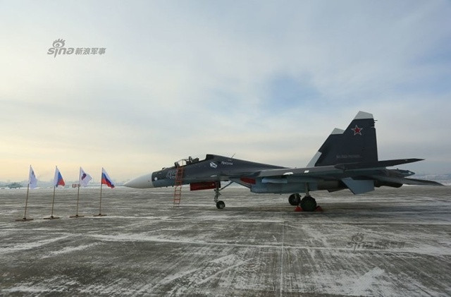 Su-30SM có thể mang theo hầu hết tất cả các loại vũ khí đối không, đối đất, đối hải hiện đại nhất trong trang bị quân đội Nga hiện nay. Với 12 giá treo vũ khí, hai giá treo đầu cánh, ba giá treo dưới mỗi cánh, một giá treo dưới mỗi động cơ và hai giá treo chỗ tiếp giáp động cơ và cánh. Tải trọng vũ khí 8.000 kg. Nguồn ảnh: Sina.