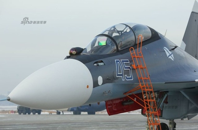 Cận cảnh chiếc Su-30SM mới cứng của Hải quân Nga với thiết kế hai chỗ ngồi. Về tính năng Su-30SM được đánh giá không hề thua kém Su-35S trong mọi phương diện. Nguồn ảnh: Sina.