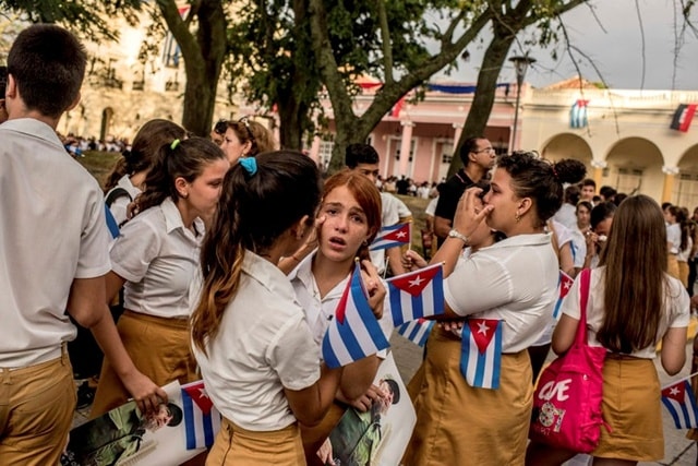 Học sinh Cuba đau buồn trước sự ra đi của lãnh tụ Fidel Castro. Người lãnh đạo thành công cách mạng Cuba qua đời hôm 25/11 ở tuổi 90. Ảnh: New York Times.