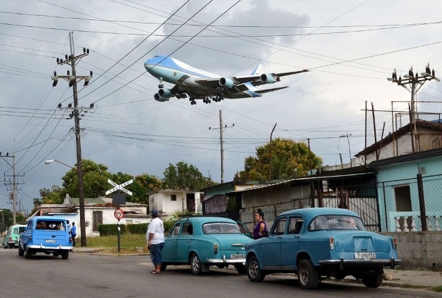 Ngày 20/3, ông Obama trở thành tổng thống Mỹ đầu tiên đặt chân đến Cuba trong 88 năm, khép lại nửa thế kỷ thù địch của hai đất nước chỉ cách nhau một eo biển. Đây là lần đầu tiên người dân Cuba được nhìn thấy cảnh tượng Không Lực Một (Air Force One) của tổng thống Mỹ bay trời bầu trời Havana. Vào năm 1928, cựu tổng thống Mỹ Calvin Coolidge đến Cuba trên một tàu chiến. Ảnh: Reuters.