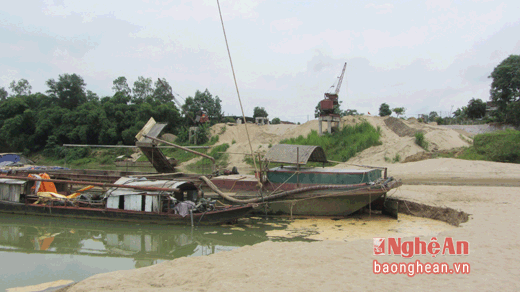 Dưới sông Giăng thuyền hút cát hoạt động, trên bờ sông Giăng, bến bãi kinh doanh cát sỏi vẫn hoạt động.
