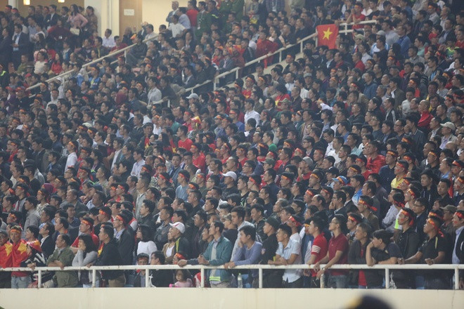 Khi hiệp hai chỉ còn chừng sáu phút đá chính thức, tỷ số vẫn là 1-0 nghiêng về Indonesia. Đội chủ nhà lúc đó thậm chí chỉ còn chơi với 10 người, sau khi thủ thành Nguyên Mạnh dính thẻ đỏ. Ảnh: Ngọc Thành. 