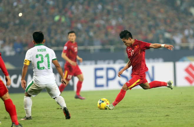 Giữa lúc sự tuyệt vọng dâng lên cao trào, tuyển Việt Nam bất ngờ gỡ hòa1-1 với pha băng lên ghi bàn của hậu vệ trái Văn Thanh trong một tình huống cố định phút 84. Ảnh: Đức Đồng.