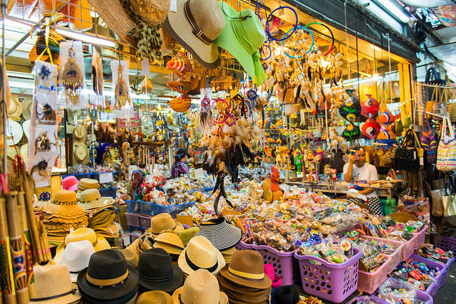 Khu chợ Chatuchak Market ở Bangkok là khu chợ lớn nhất ở Thái Lan và gần như lớn nhất trên toàn thế giới, nơi đây tập trung gần như hầu hết các mặt hàng và những người bán buôn,bán sỉ với số lượng cực lớn. Chợ Chatuchak rộng khoảng hơn 10 ngàn hecta với gần 9000 gian hàng, và chỉ mở cửa vào 2 ngày thứ 7, chủ nhật cuối tuần, với lượng khách hàng đổ về có thể lên đến 200.000 người, chợ chỉ mở hàng vào sáng sớm và đóng cửa lúc 5h chiều, không phục vụ thêm vào buổi tối.