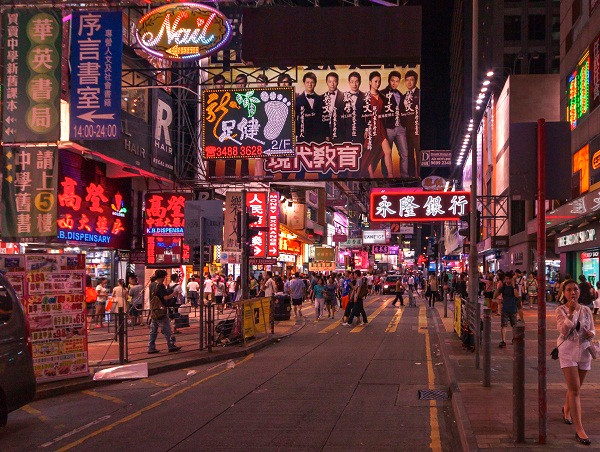 Mọi lịch trình du lịch Hồng Kông đều không thể thiếu chuyến tham quan Chợ đêm Phố Chùa (Temple Street Night Market). Một thời được xem là “khu vui trí về đêm của dân nghèo
