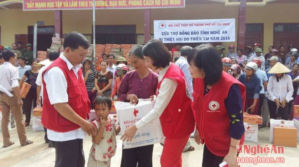 Hội Chữ thập đỏ Nghệ An phối hợp với Hội Chữ thập đỏ TP. Hồ Chí Minh trao quà cứu trợ đồng bào bị thiệt hại do lũ lụt.