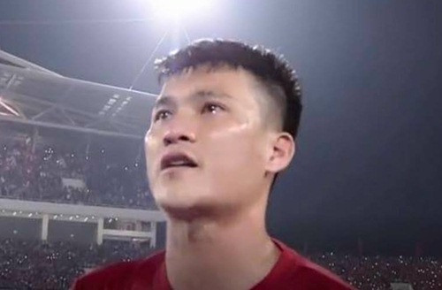 Công Vinh khóc khi hát quốc ca trước trận đấu.