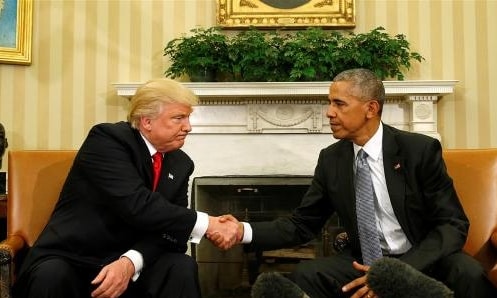 Tổng thống Barack Obama bắt tay người kế nhiệm Donald Trump tại Nhà Trắng ngày 10/11. Ảnh: Reuters.
