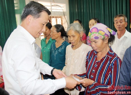 Đồng chí Lê Quang Huy – Phó Bí thư Tỉnh ủy thăm hỏi, động viên và trao quà cho gia đình ở Hưng Nguyên bị thiệt hại do lũ lụt (Ảnh: Hoàng Vĩnh).