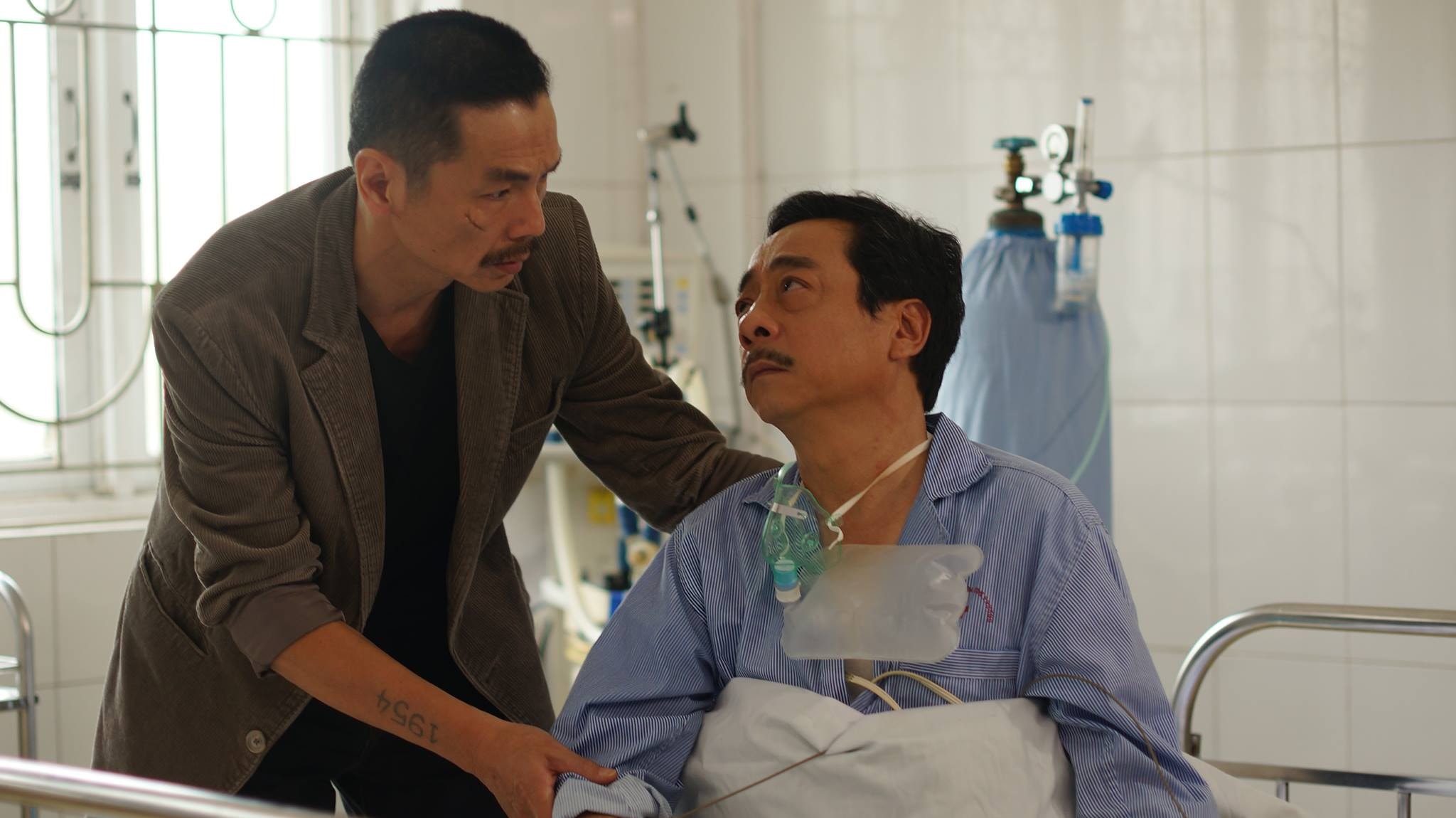 NSND Hoàng Dũng phải nhập viện cả trên phim lẫn ngoài đời. Ảnh VFC