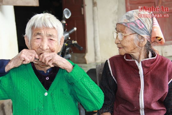 Mẹ chồng Thái Thị Long (phải) và nàng dâu Lê Thị Liên đã sống với nhau 74 năm. Đến nay hai cụ đi đâu cũng có nhau